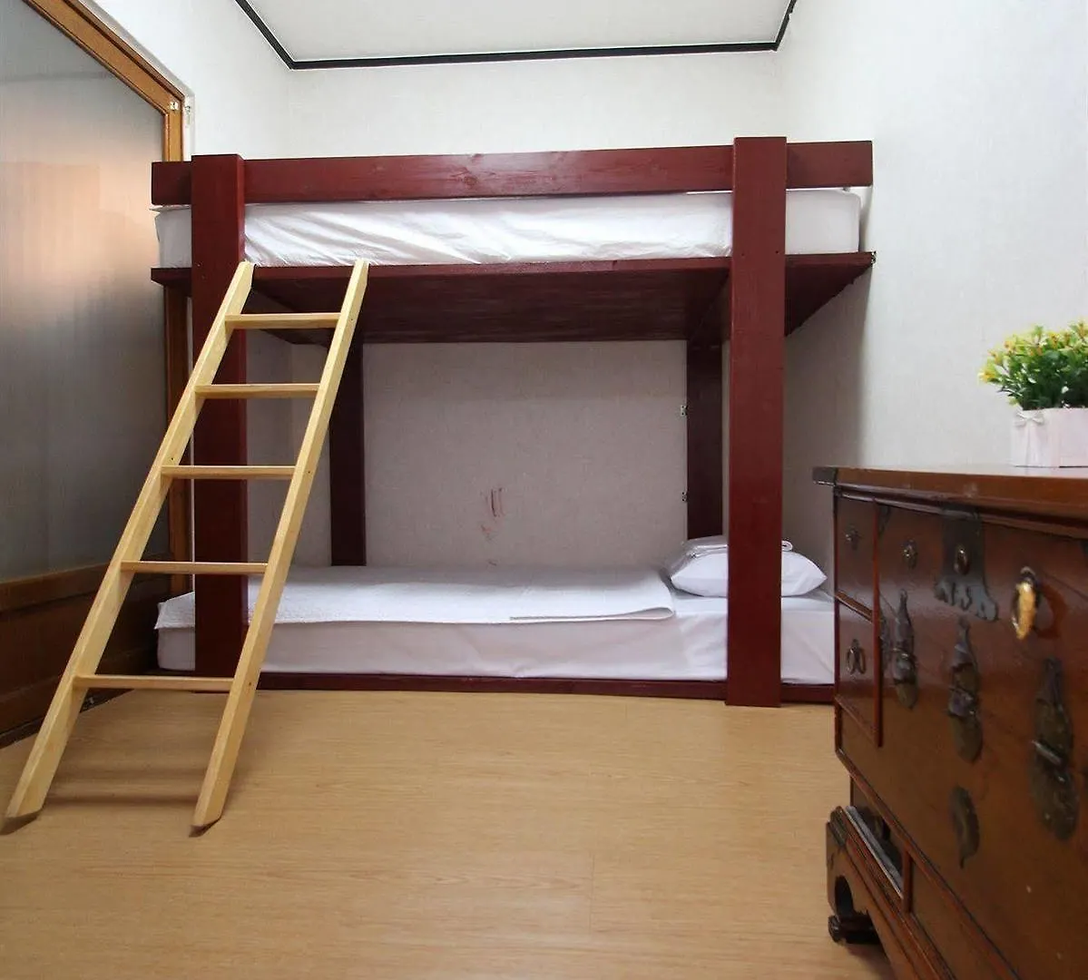 Icos Guesthouse 1 - Female Only Seoul